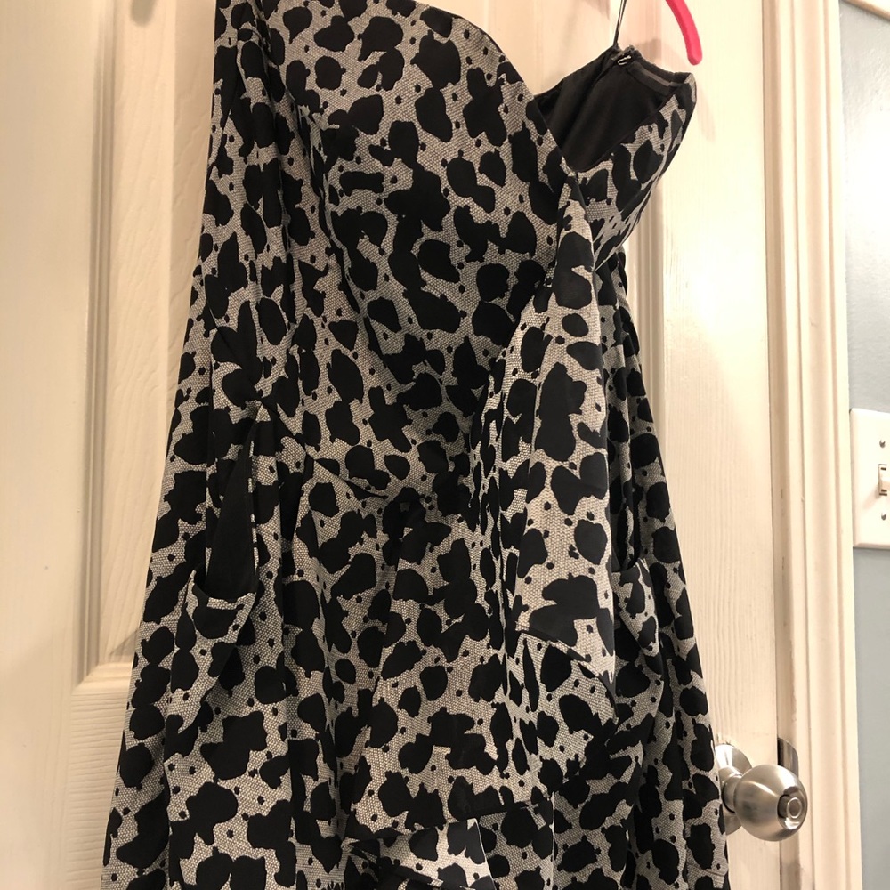 Patterned romper with pockets! - Picture 3 of 3
